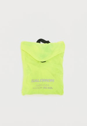 Opgevouwen neongele Salomon regenhoes voor middelgrote rugzakken, 25-40 liter, met zwarte draaglus op effen achtergrond.