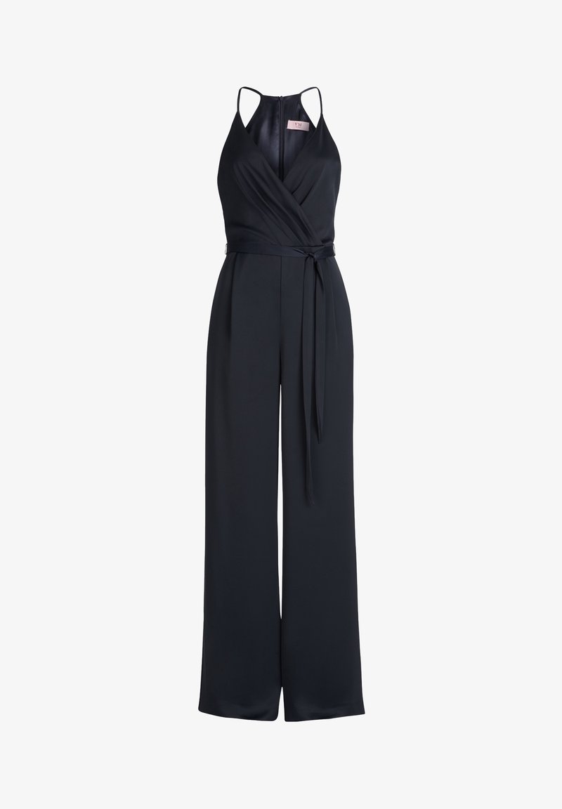 Combinaison noire sans manches avec un design croisé, ceinture à la taille, pantalons à jambes larges, et une texture lisse et légère. Fermeture éclair au dos.