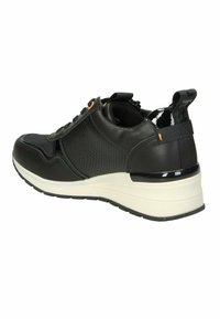 Zapatilla deportiva negra con una parte superior de malla texturizada y acentos de cuero liso. Cuenta con un talón negro con un acabado brillante y detalles en naranja.