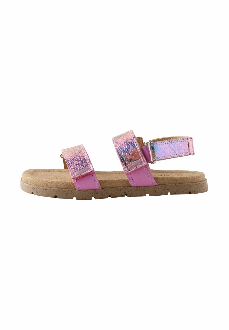 Sandali rosa con due cinghie larghe e cinturino regolabile sul tallone. Realizzati in materiale lucido con una finitura testurizzata e una suola simile al sughero.