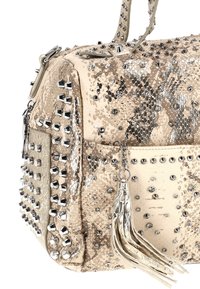 Geantă structurată în bej cu un model texturat de piele de șarpe. Are capse metalice și un accesoriu cu ciucure argintiu pentru detaliu.