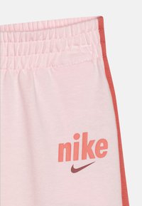 Nike Sportswear E1D1 HALF ZIP SET - Trousers - pink foam