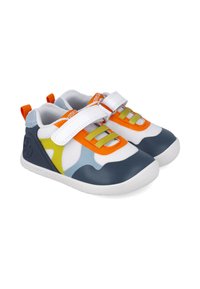 Sneaker colorati con una combinazione di bianco, blu scuro, arancione e verde. Cinghie in velcro e suola in gomma texturizzata. Parte superiore in rete leggera.