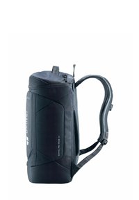 Mochila de lona negra con un diseño aerodinámico, que presenta cremalleras, correas ajustables y paneles texturizados para un mejor agarre y durabilidad.