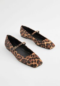 Bottines à imprimé léopard avec un bout carré, fabriquées à partir d'un matériau doux, dotées d'une fine lanière et d'un petit détail de boucle. Doublure intérieure noire.