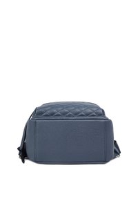 Niebieska torebka ze skórzanym teksturem, z pikowanym wierzchem, prostokątnym kształtem, regulowanym paskiem i gładkim wykończeniem po bokach.