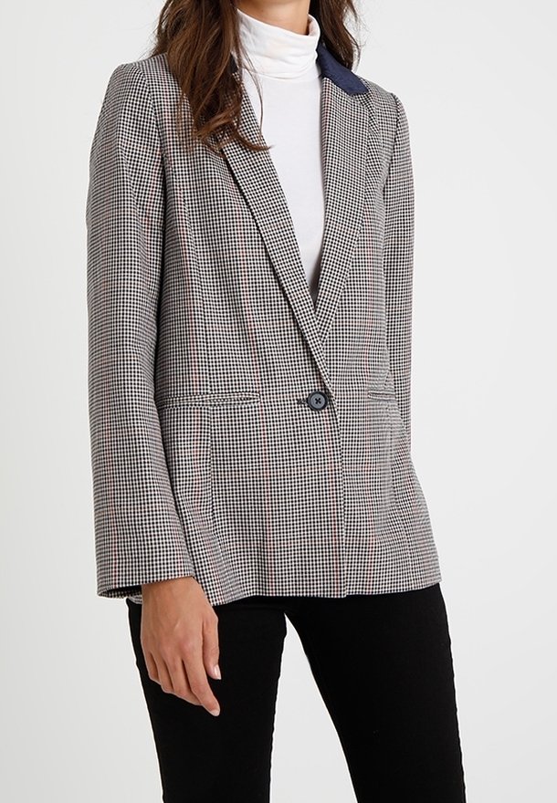 Blazer s houndstooth vzorem v béžové a černé barvě, s námořnickým límcem, jednobotonovým zapínáním a strukturovaným střihem s dlouhými rukávy.