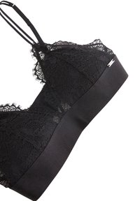 Schwarzer Spitzen-BH mit zartem Blumenmuster, verstellbaren Trägern und einem glatten elastischen Band für Halt, mit einem Metallic-Logo-Akzent.