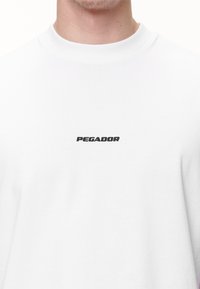 Pegador LOGO BOXY TEE - Základné tričko - white/black gum