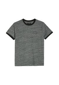 Szara koszulka z krótkim rękawem z teksturowanej tkaniny, czarnym prążkowanym kołnierzykiem i mankietami oraz nadrukowanym logo "Różnorodne Dziedzictwo" na klatce piersiowej.