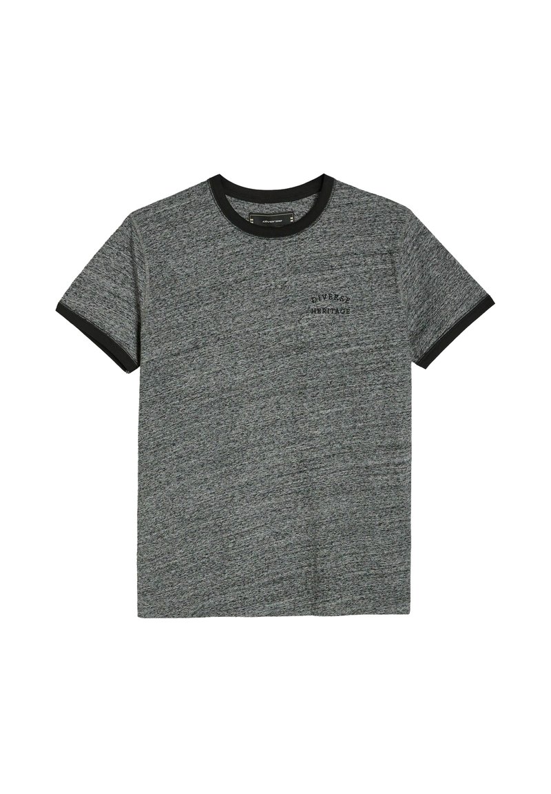 Szara koszulka z krótkim rękawem z teksturowanej tkaniny, czarnym prążkowanym kołnierzykiem i mankietami oraz nadrukowanym logo "Różnorodne Dziedzictwo" na klatce piersiowej.
