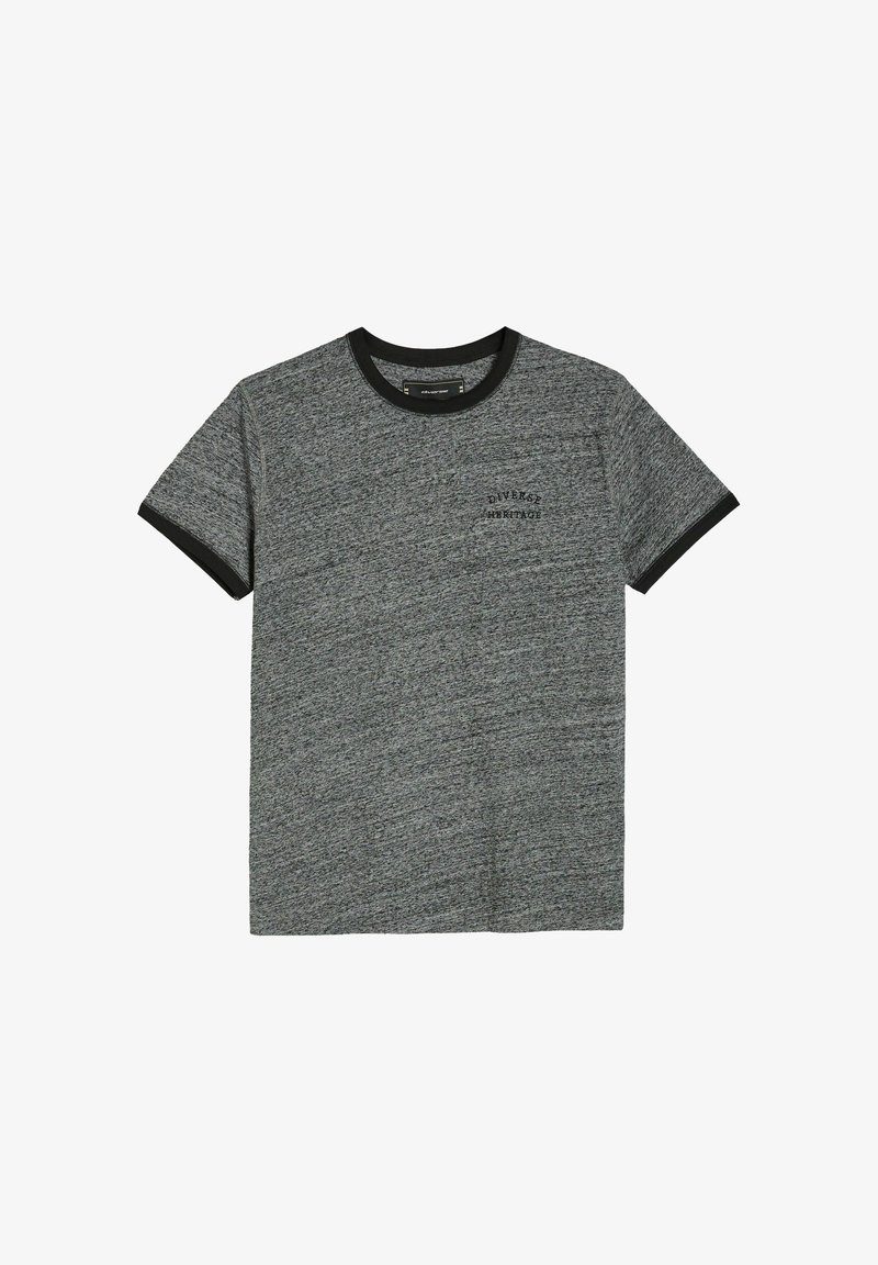 Szara koszulka z krótkim rękawem z teksturowanej tkaniny, czarnym prążkowanym kołnierzykiem i mankietami oraz nadrukowanym logo "Różnorodne Dziedzictwo" na klatce piersiowej.