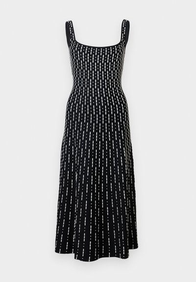 Μαύρο midi αμάνικο φόρεμα με τετράγωνη λαιμόκοψη και κατανεμημένο ομοιόμορφα κάθετο μοτίβο από λευκές διακεκομμένες γραμμές.