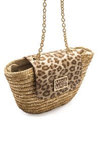 Borsa a tracolla in paglia intrecciata con patta marrone a stampa leopardata, tracolla a catena dorata e targhetta con logo. Presenta una forma arrotondata e una texture morbida.