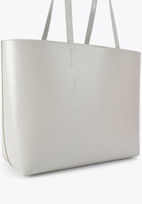 Borsa tote in pelle grigia chiara con un design minimalista, caratterizzata da una texture liscia, due manici per la spalla e dettagli di cucitura visibili.