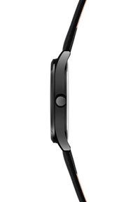 Orologio da polso nero con design sottile, dotato di un quadrante rotondo, vetro frontale e un cinturino in tessuto nero con dettaglio in pelle.