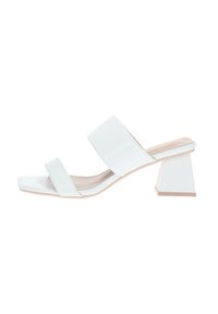 Sandali bianchi con tacco quadrato caratterizzati da due fasce larghe, punta aperta quadrata, materiale sintetico liscio e un design di tacco geometrico.