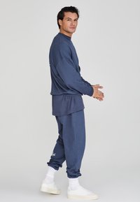 SIKSILK - GRAPHIC JOGGERS - Verryttelyhousut - navy Pienoiskuva 1