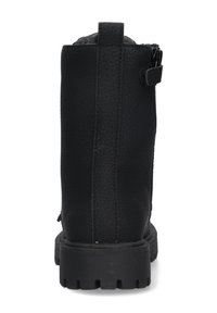 Botas de tobillo de cuero negro con un acabado texturizado, cremallera lateral y suela de caucho resistente con relieves prominentes para un mejor agarre.