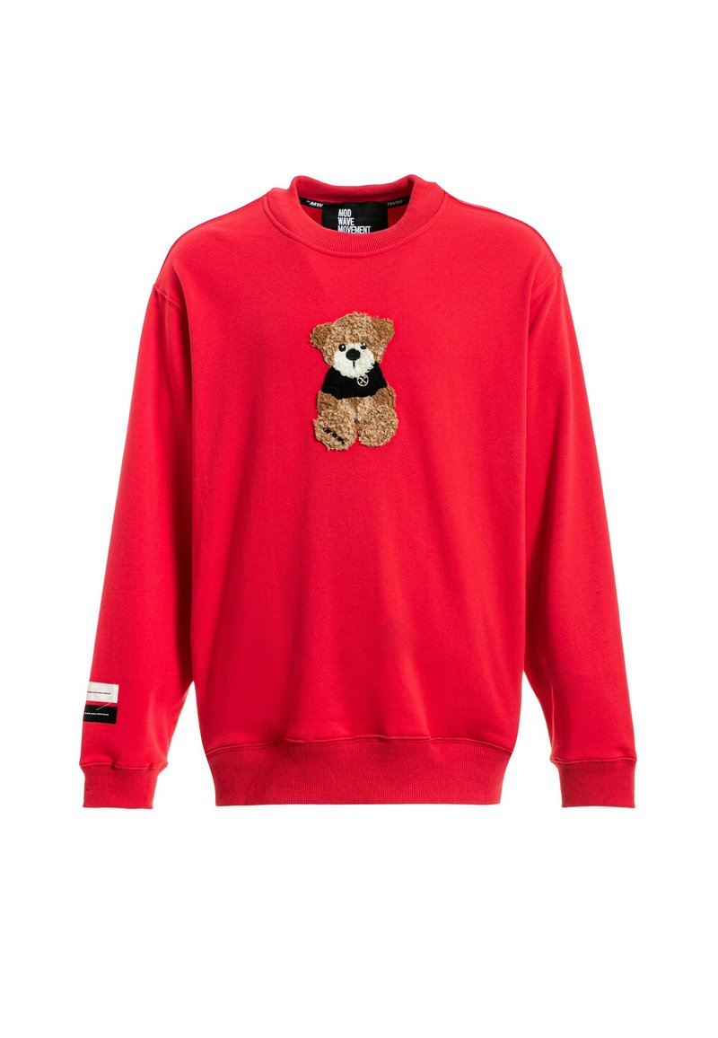 Sudadera roja con puños y dobladillo acanalados. Presenta un aplique de oso marrón texturizado en la parte frontal, vistiendo una pequeña camiseta negra.
