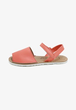Sandalia de punta abierta color coral con correa ajustable en el tobillo y suela blanca, diseñada para uso informal.