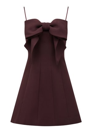 Vestito senza maniche di colore bordeaux scuro con sottili bretelle e un grande fiocco decorativo sul petto, aderente nella parte superiore e svasato nella gonna.