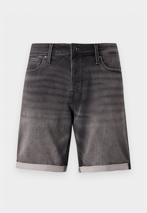Sortvaskede denimshorts med knap foran, bæltestropper, fem lommer og opviklede kanter.