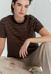 Next SHORT SLEEVE CREW NECK   REGULAR FIT - Marškinėliai su spaudiniu - tan brown navy blue