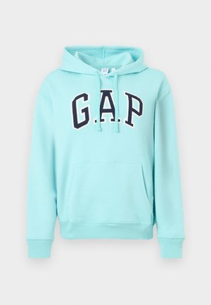 Hellblauer GAP-Hoodie mit Fronttasche, Kapuze mit Kordelzug und dunkelblau umrandeten Buchstaben, die GAP auf der Brust buchstabieren.