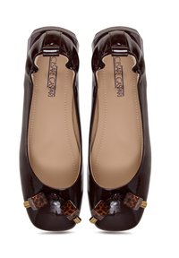 Des ballerines en cuir verni marron foncé avec un bout arrondi, des accents décoratifs en imprimé léopard et de la quincaillerie en ton doré.