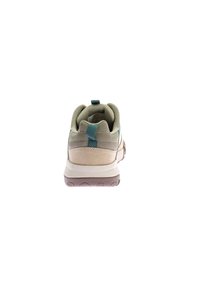 Scarpa sportiva beige e verde con tomaia texturizzata, linguetta in rete di tessuto, fettuccia di presa e suola in gomma con battistrada a motivo.