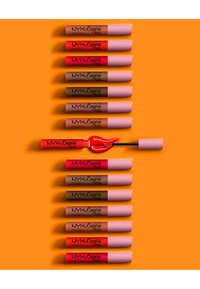 NYX Lingerie XXL läppprodukter i olika nyanser ligger på en orange bakgrund. Varje produkt har en matt finish och har svart varumärkning på tuberna.