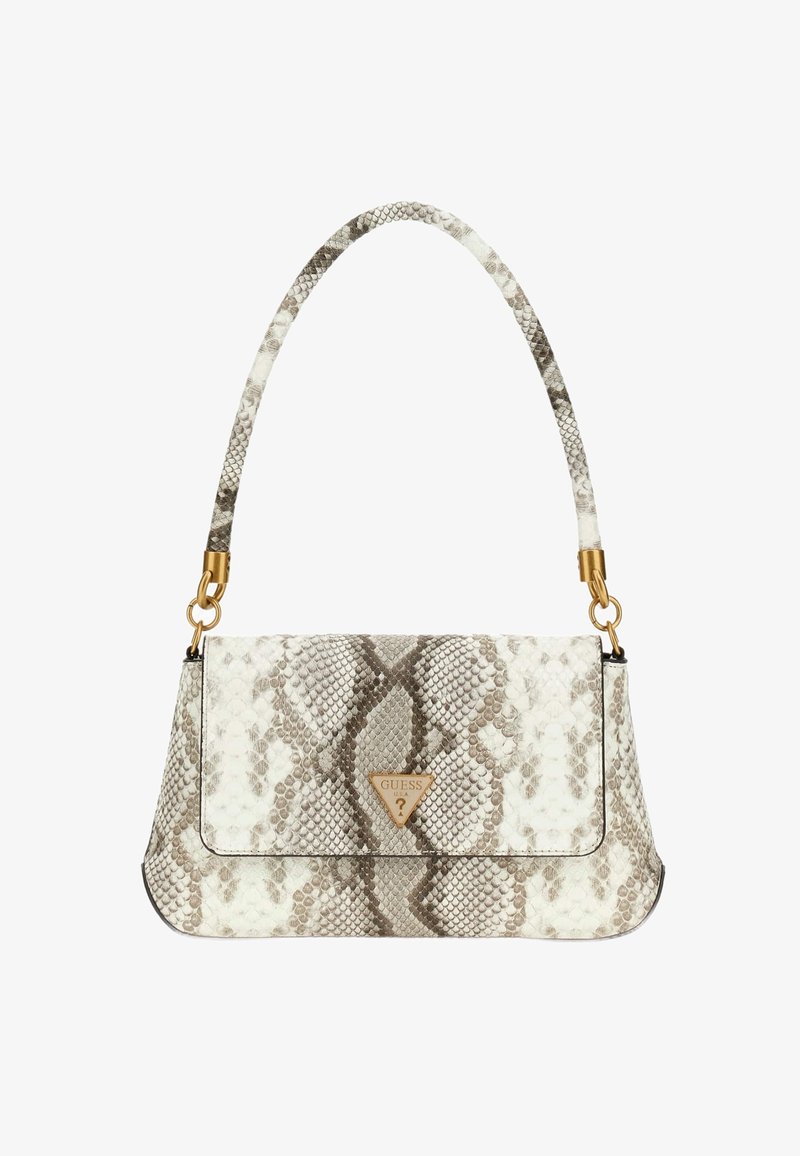 Petit sac à main avec motif en peau de serpent blanc et gris, ferrures dorées et logo Guess triangulaire sur le rabat avant.