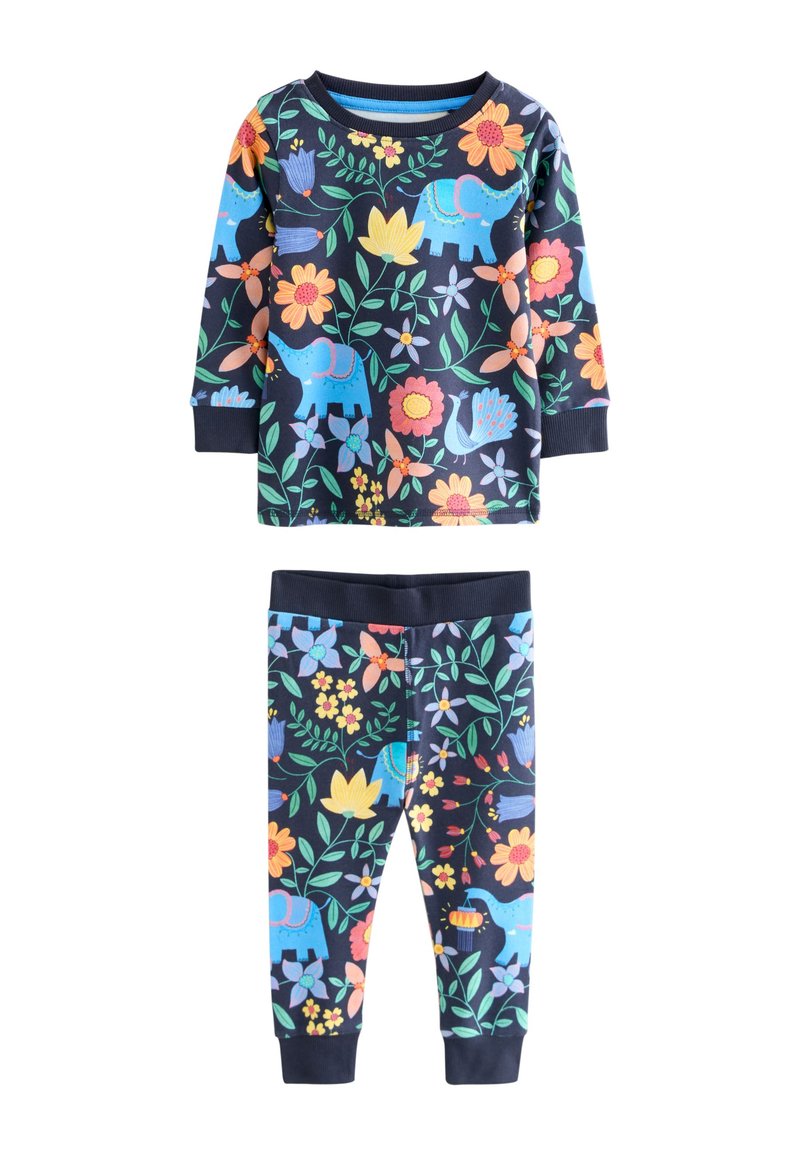 Marineblauw katoenen pyjamaset met een longsleeve top en broek, versierd met kleurrijke patronen van olifanten, bloemen en bladeren.