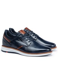 Navyblaue Lederschuhe mit braunen Akzenten, glatter Oberfläche, perforierter Verzierung und einer weißen Gummisohle. Mit traditionellen Schnürsenkeln ausgestattet.