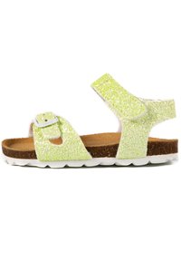 Sandal pailleté vert avec deux sangles ajustables, semelle rembourrée, semelle en liège et semelle extérieure en caoutchouc blanc. Présente un design plat pour un maximum de confort.