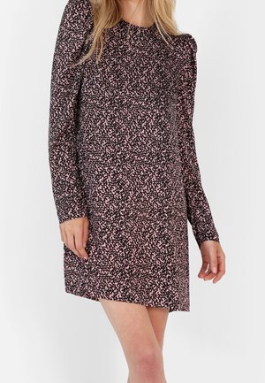 Robe en tissu noir avec un motif abstrait rose, manches longues, encolure arrondie et coupe décontractée. Texture légère et lisse.