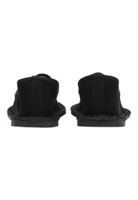 Pantofole in suede nero con schienale basso, bordo intrecciato alla suola e design piatto. La superficie testurizzata conferisce un aspetto morbido.