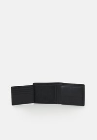 Portofel din piele neagră cu un design deschis, care prezintă multiple sloturi pentru carduri, un compartiment transparent pentru ID și un interior texturat.