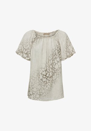 Løs bluse med korte ærmer med elastisk halsudskæring i lysebeige stof mønstret med abstrakte, uregelmæssige mørkere beige pletter.