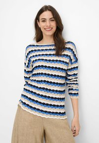 Strickpullover mit gestreiftem Muster in Blau, Beige und Schwarz. Mit gewelltem Saum und langen Ärmeln, aus einem leichten, strukturierten Stoff gefertigt.