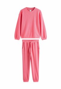 Ružová mikina s textúrou vafle, dlhé rukávy a elastické manžety, doplnená o zodpovedajúce tepláky s elastickým pásom a bočnými vreckami.