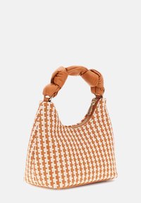 Woven handbag w kolorze pomarańczowym i kremowym z węzłową rączką z tkaniny oraz zapięciem na zamek. Posiada okrągły kształt i fakturowany wzór.