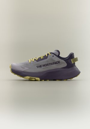 Tenisica za trčanje svijetlosive i tamnopurpurne boje sa žutim vezicama i detaljima na potplatu, s logotipom "The North Face" na boku.