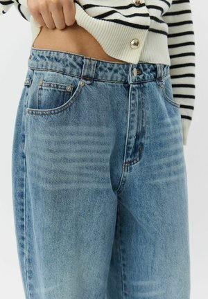 Magas derekú, kényelmes szabású kék farmernadrág, öt zsebbel és enyhe kifakulással. Az anyag sima tapintású, klasszikus dizájnnal.