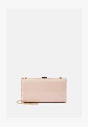 Pochette beige rectangulaire brillante avec une bandoulière chaîne dorée et un petit fermoir métallique sur le dessus, placée sur un fond blanc.
