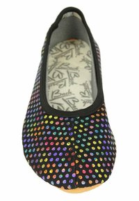 Chaussure noire plate à enfiler avec des pois multicolores arc-en-ciel et une semelle intérieure blanche ornée d'un motif de texte noir répété.