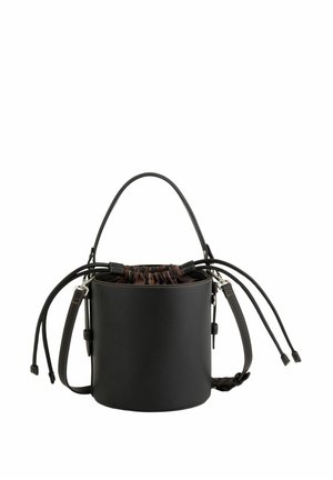 Sac à main cylindrique en cuir noir avec fermeture à cordon en tissu, poignée supérieure et bandoulière amovible sur fond blanc.