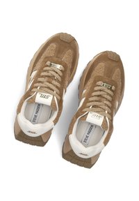 Baskets en daim marron avec des accents blancs, tissu texturé, col rembourré et semelles en caoutchouc. Comprend des lacets plats et des détails de logo sur la languette.