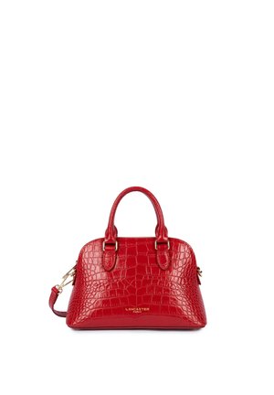 Petit sac à main en cuir rouge brillant avec texture crocodile, deux poignées, une bandoulière et logo Lancaster Paris doré à l’avant.
